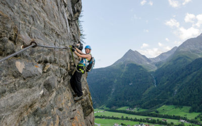 Übermütige Gruppe in der Burgsteinwand